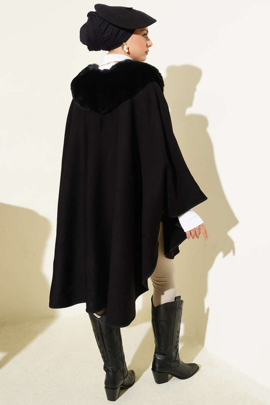 Poncho noir orné de fourrure