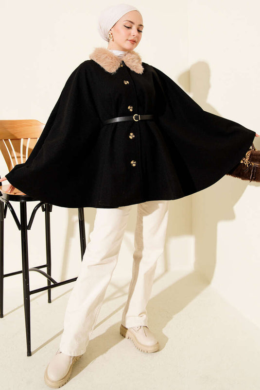 بونشو أسود اللون مزود بأزرار وياقة من الفرو