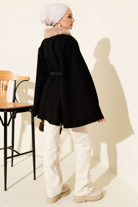 بونشو أسود اللون مزود بأزرار وياقة من الفرو