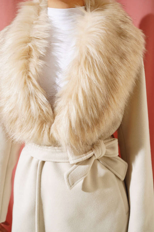 معطف طويل بحزام وياقة من الفرو باللون الحجري