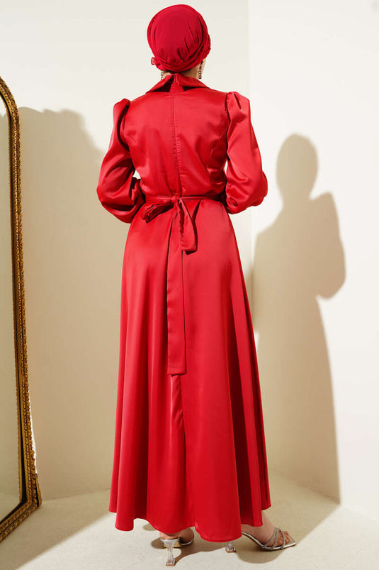 Rotes Abendkleid aus Satin mit Strasskragen und -manschetten