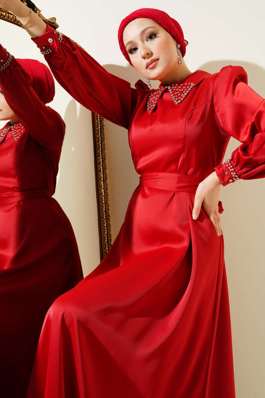 Rotes Abendkleid aus Satin mit Strasskragen und -manschetten