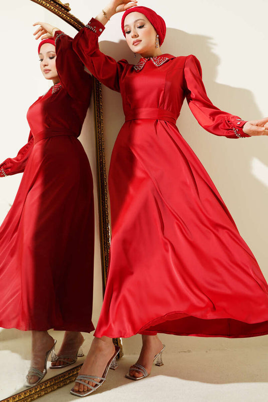 Vestido de noche de satén con cuello y puños de piedras en rojo