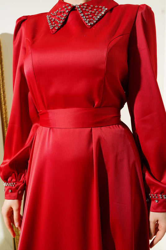 Vestido de noche de satén con cuello y puños de piedras en rojo