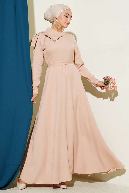 Robe de soirée beige avec détail au décolleté