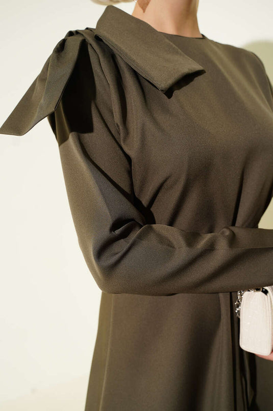 Robe de soirée kaki avec détail au col