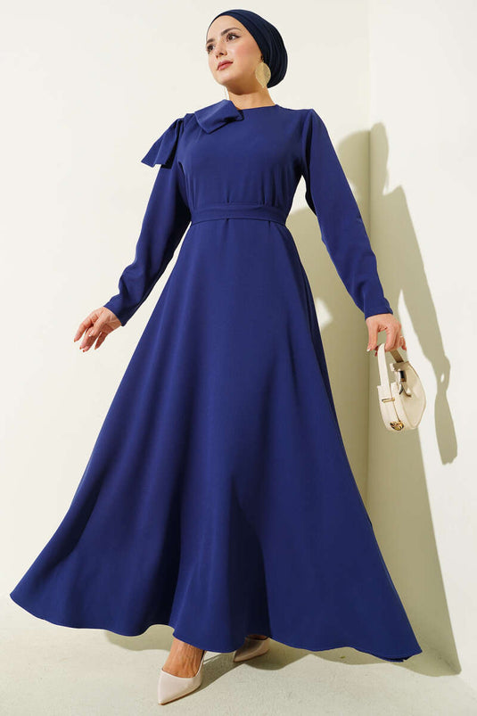 Robe de soirée bleu marine avec détail au col