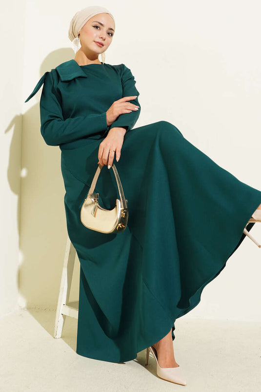 Robe de soirée vert émeraude avec détail au niveau du décolleté