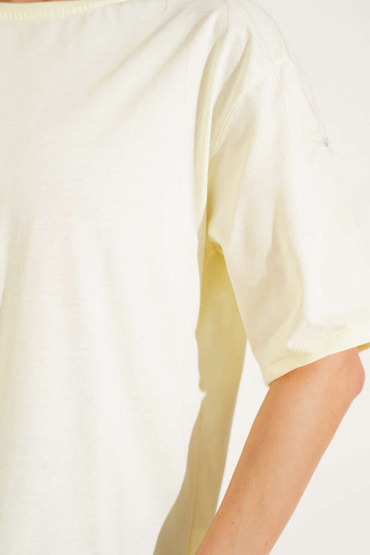 تي شيرت أساسي بياقة مضلعة، أصفر