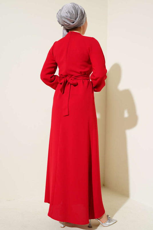 Robe ceinturée à col en pierre rouge