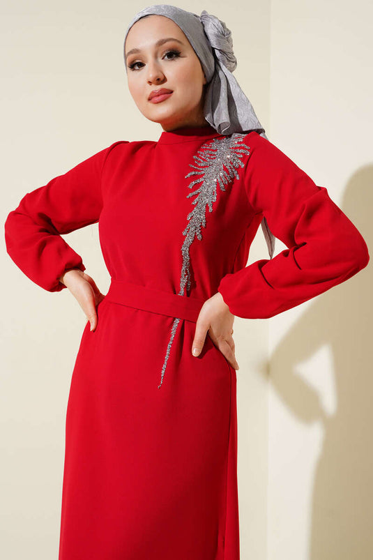 Robe ceinturée à col en pierre rouge