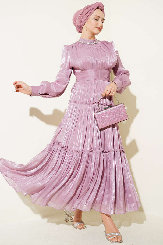 Robe de soirée plissée à col montant avec pierres, couleur poudre