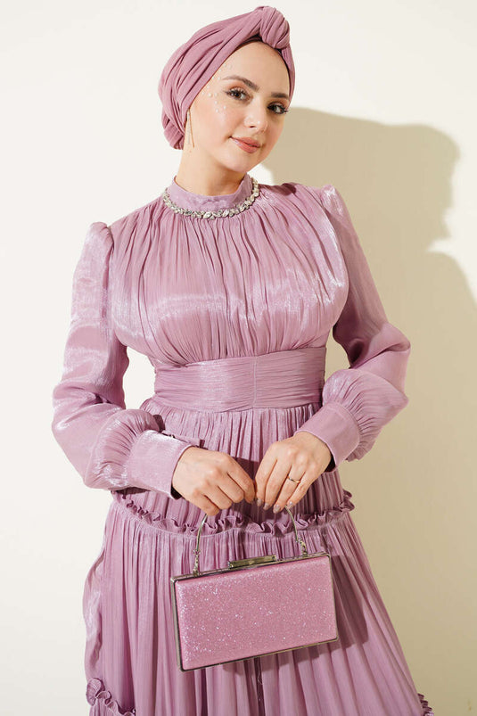 Robe de soirée plissée à col montant avec pierres, couleur poudre