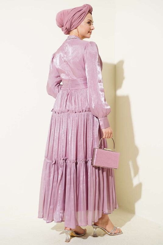 Robe de soirée plissée à col montant avec pierres, couleur poudre