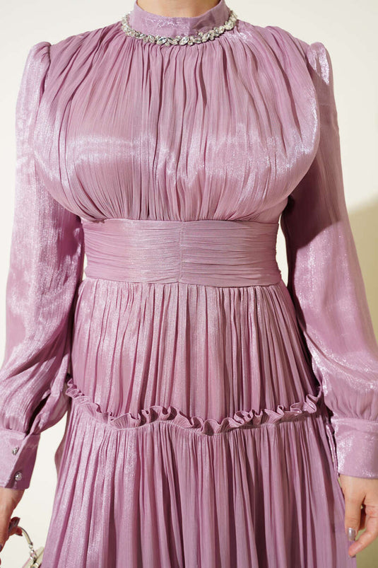 Robe de soirée plissée à col montant avec pierres, couleur poudre