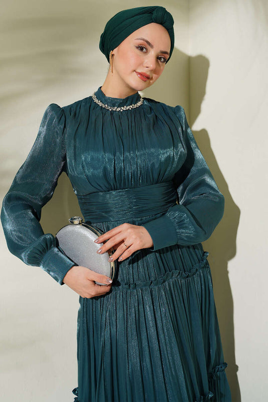 فستان سهرة مكشكش مزين بأحجار وياقة زمردية