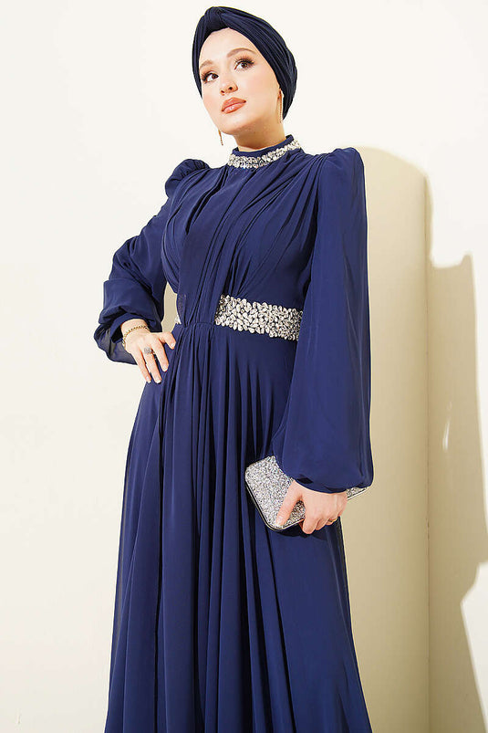 Robe de soirée en chiffon bleu marine avec col et taille ornés de pierres