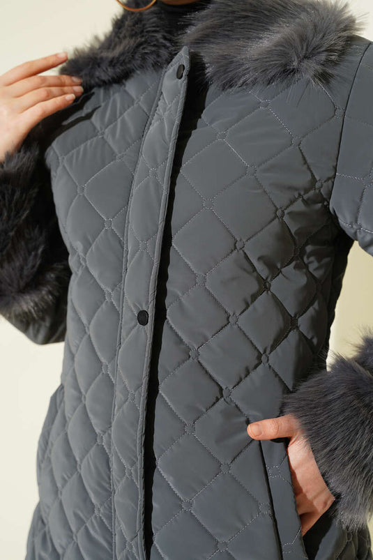 معطف مبطن بياقة وأساور من الفرو، رمادي داكن