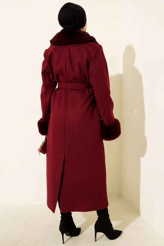 Burgunderroter Kaschmirmantel mit Pelzkragen und Pelzbündchen