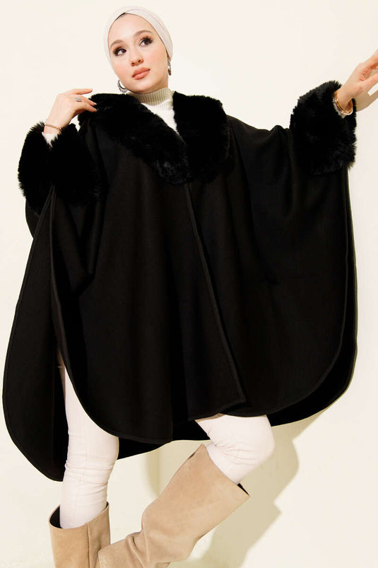 Poncho noir avec détails en fourrure au col et aux manches