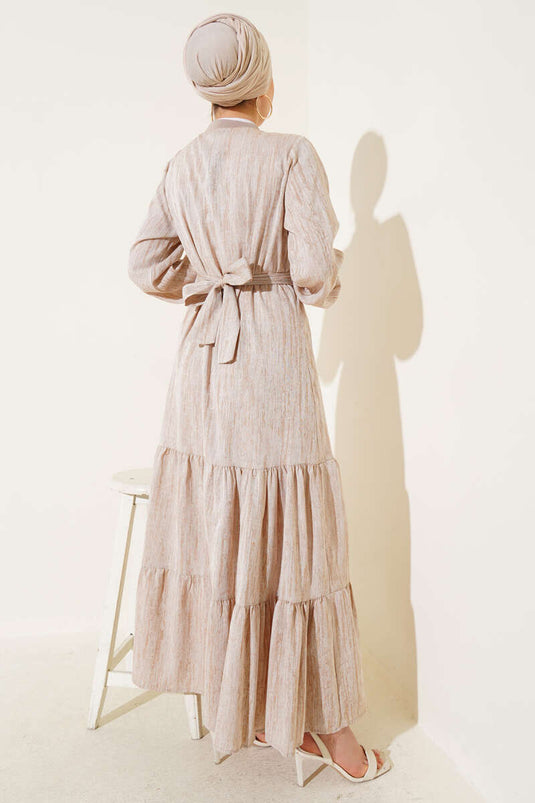 Robe beige à col et poignets côtelés