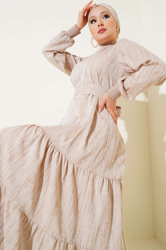 Robe beige à col et poignets côtelés