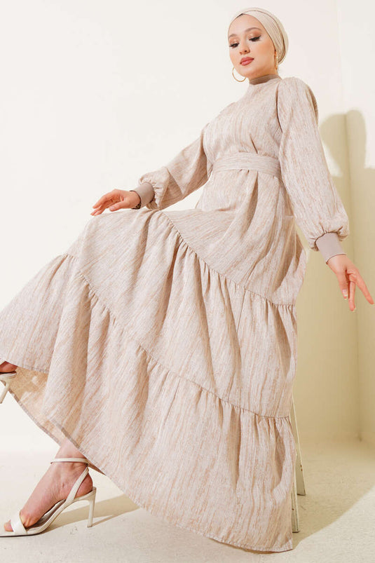 Robe beige à col et poignets côtelés