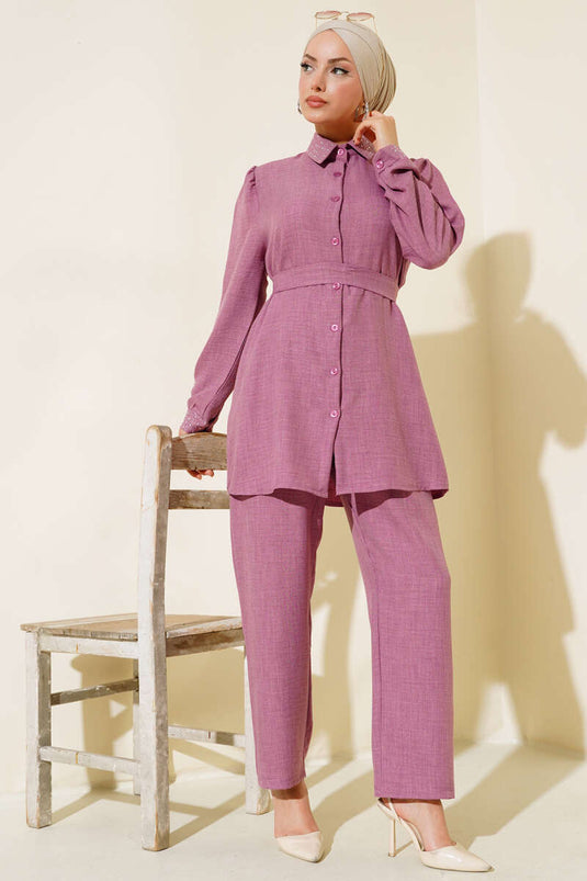 بدلة مزدوجة من الكتان مع تفاصيل حجرية على الياقة والأصفاد، باللون الوردي المغبر