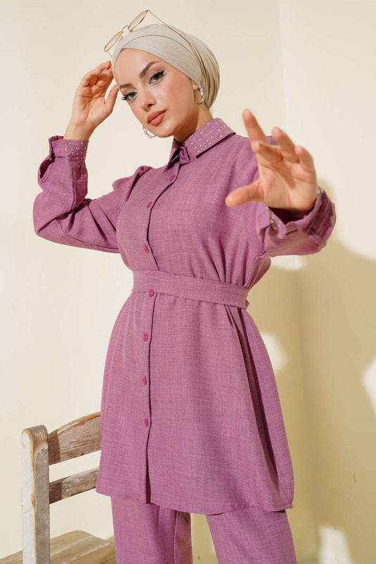 بدلة مزدوجة من الكتان مع تفاصيل حجرية على الياقة والأصفاد، باللون الوردي المغبر