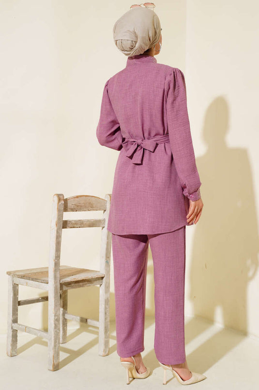 بدلة مزدوجة من الكتان مع تفاصيل حجرية على الياقة والأصفاد، باللون الوردي المغبر