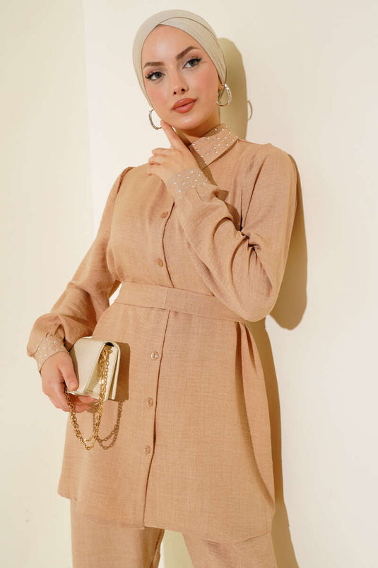 بدلة مزدوجة من الكتان بتفاصيل حجرية وياقة وأساور لاتيه