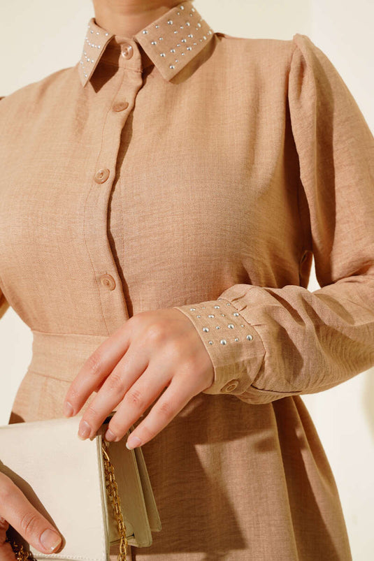 بدلة مزدوجة من الكتان بتفاصيل حجرية وياقة وأساور لاتيه