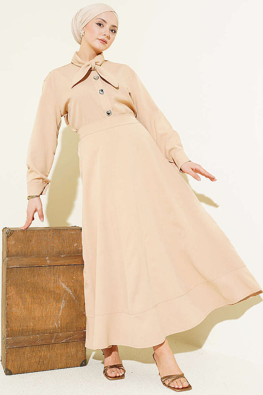 Ensemble deux pièces beige avec jupe à nouer au col