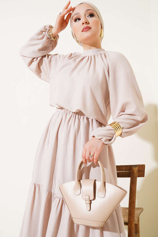 بدلة من قطعتين بياقة مجمعة وتنورة، بيج