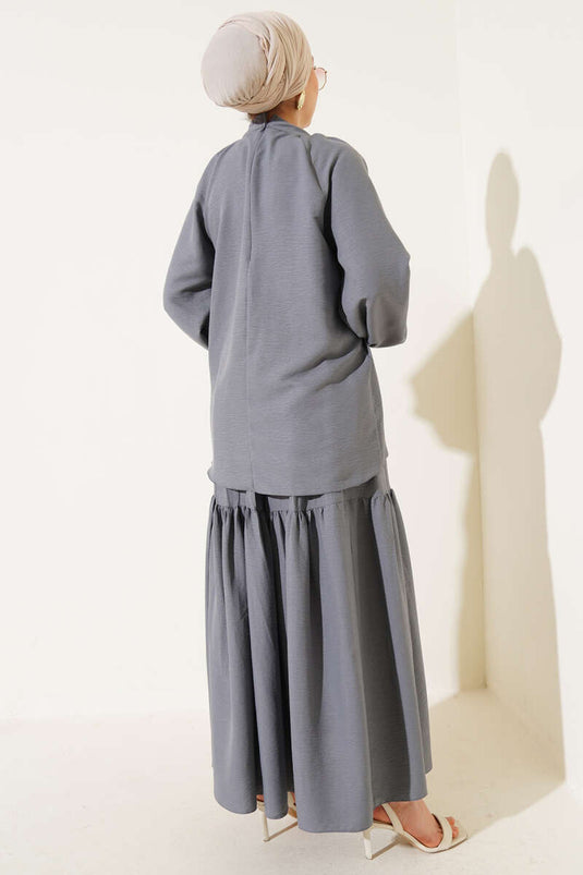 بدلة رمادية مكونة من قطعتين بياقة مجمعة وتنورة