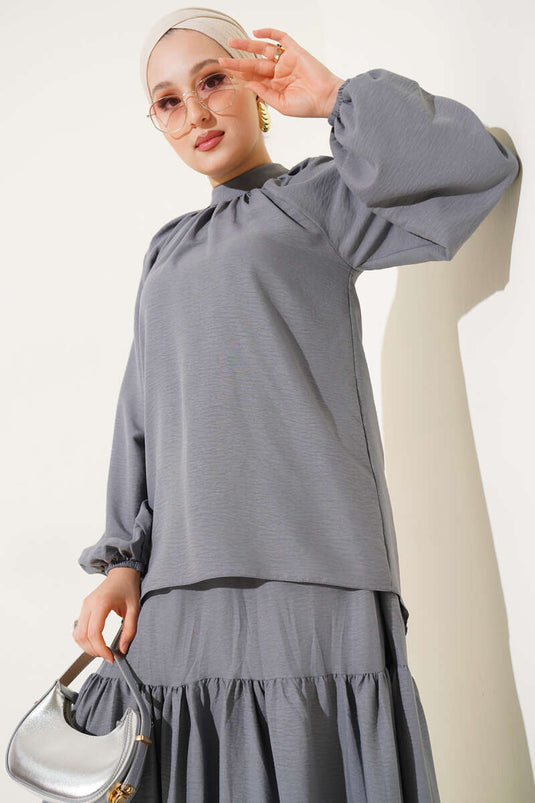 بدلة رمادية مكونة من قطعتين بياقة مجمعة وتنورة