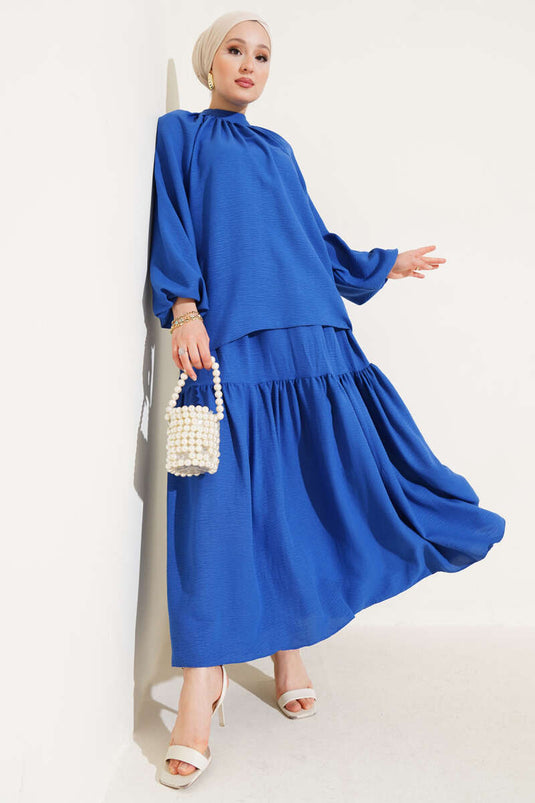 بدلة من قطعتين بياقة مجمعة وتنورة باللون الساكسوني