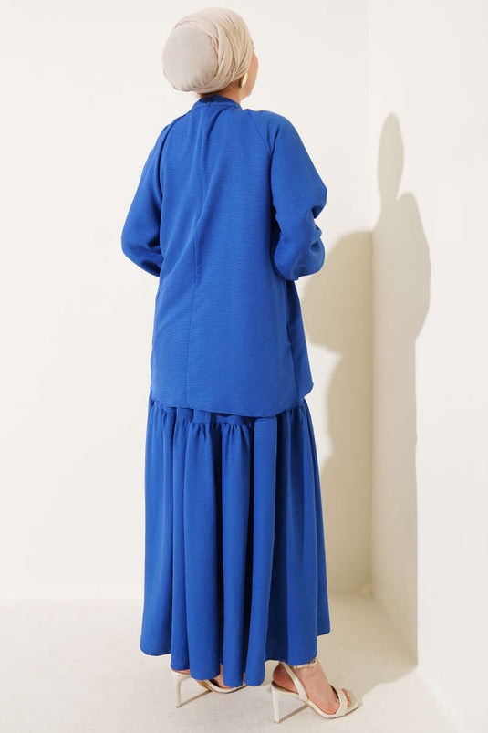 بدلة من قطعتين بياقة مجمعة وتنورة باللون الساكسوني