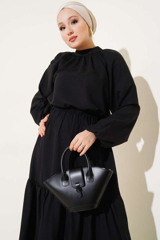 بدلة سوداء من قطعتين بياقة مجمعة وتنورة