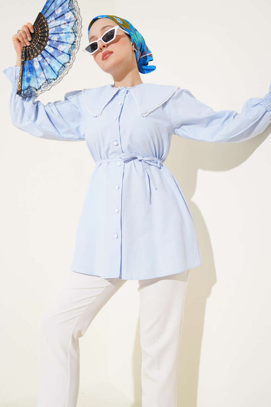 قميص أزرق فاتح بياقة لؤلؤية وحزام من الحبل