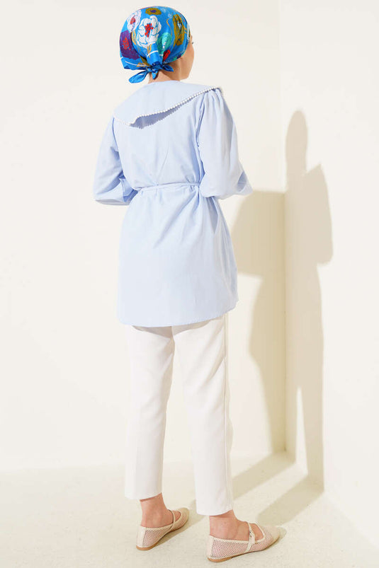 قميص أزرق فاتح بياقة لؤلؤية وحزام من الحبل