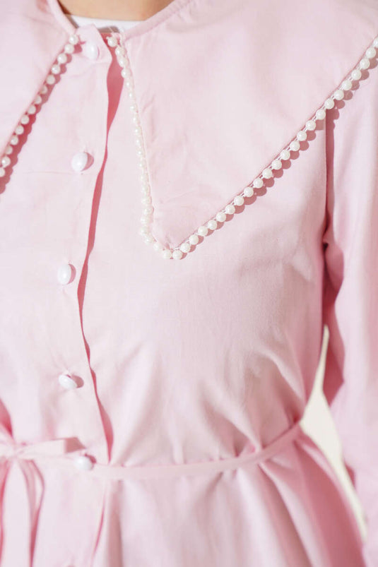 Chemise rose à col perlé et ceinture en corde