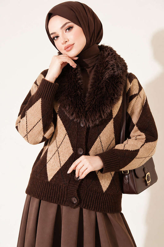 كارديغان برقبة من الفرو المزيف ونقشة عسلية اللون
