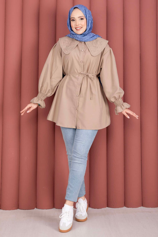 Tunique beige avec col brodé et ceinture à nouer