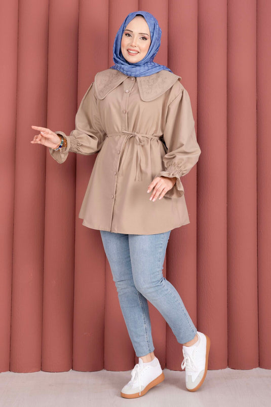 Tunique beige avec col brodé et ceinture à nouer