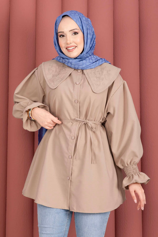 Tunique beige avec col brodé et ceinture à nouer