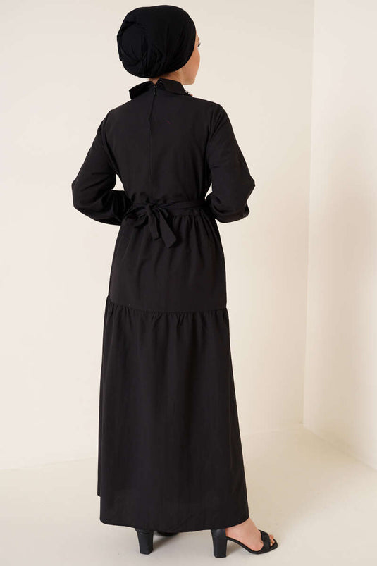 Robe noire avec décoration de pierres colorées sur le col