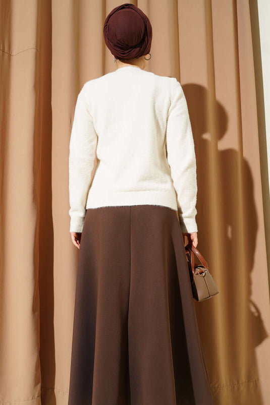 Pull écru avec col orné de pierres et motif barbe