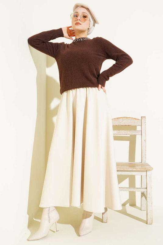 Pull marron avec col et barbe ornés de pierres