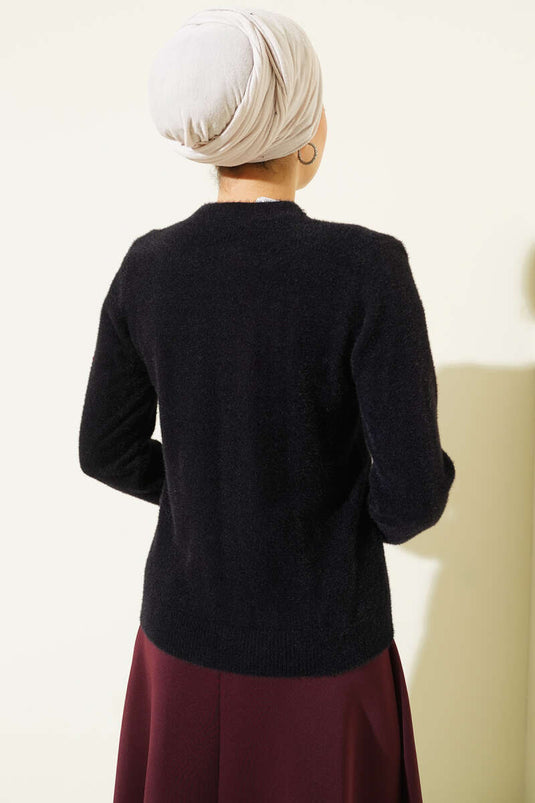 Pull noir avec col et barbe ornés de pierres